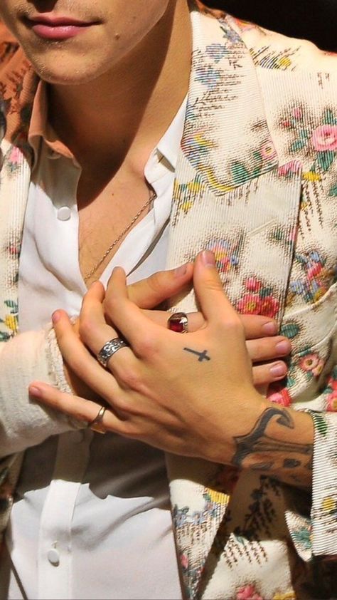 Harry Styles Hands, Gambar One Direction, Harry Styles Nails, Haikou, Harry Styles Wallpaper, Male Artist, Harry Styles Pictures, Harry Styles Photos, Mr Style