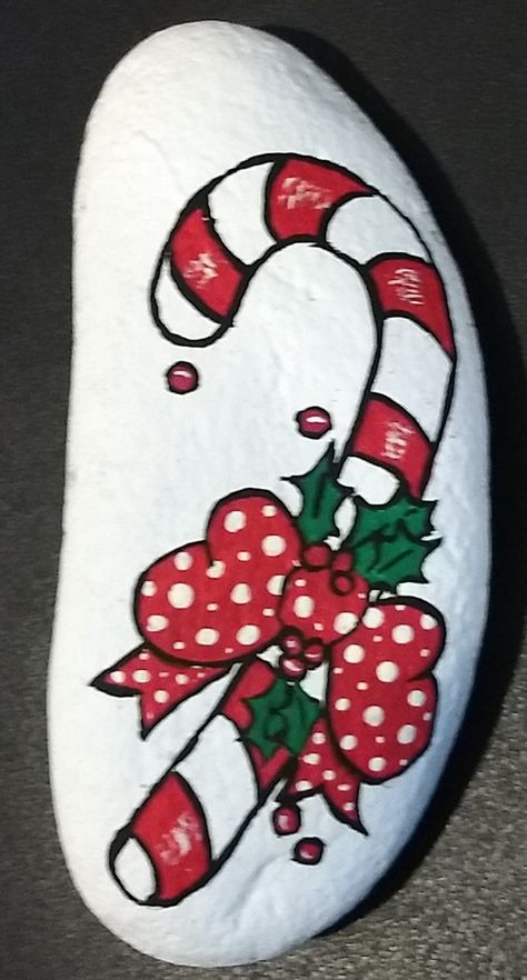 Candy cane painted rock. Simple Simple Hand Painted Ornaments, Christmas Pebbles, Christian Candles, Christmas Pebble Art, Spoon Ornaments, December Challenge, Christmas Rocks, Painted Rock Animals, Peppermint Christmas