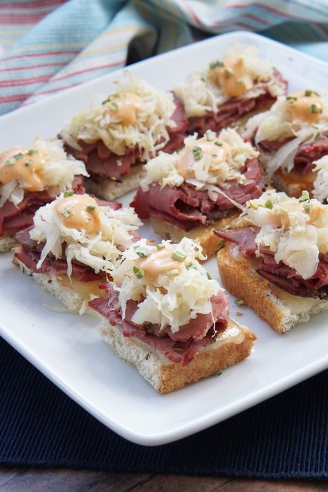 Simple & Delicious Reuben Bites - Savored Sips Meat Small Bites, Ruben Mini Sandwich, Mini Rueben Bites, Reuben Appetizer Parties Food, Reuben Pickle Bites, Saurkraut Recipes Appetizers, Mini Reuben Bites, Ruben Appetizer, Crispy Reuben Balls