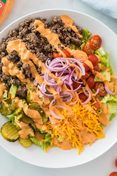 Cheeseburger salad with dressing. Big Salad Recipes, Cheeseburger Salad Recipe, Cheeseburger Salad, Beef Olives, Salad Prep, Burger Salad, Greek Chicken Salad, Pasta Salad With Tortellini, Prep Meals