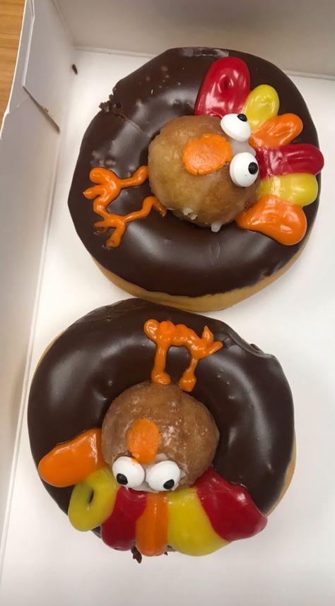 Turkey Donuts Ideas, Thanksgiving Donuts Ideas, Donut Turkey, Bake Decorating, Donuts Ideas, Thanksgiving 2024, Cookout Food, Thanksgiving Fun, Thanksgiving Desserts