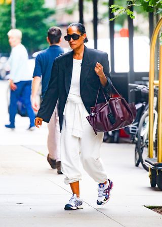 The 3 Autumn Bag Colours Katie Holmes, Tracee Ellis Ross and Elsa Hosk Are Already Wearing Tracee Ellis Ross Style, Tracee Ellis Ross Fashion, Autumn Bag, Off Duty Outfits, Tracee Ellis Ross, Technology Fashion, Casual Trainers, Celebrity Lifestyle, Elsa Hosk