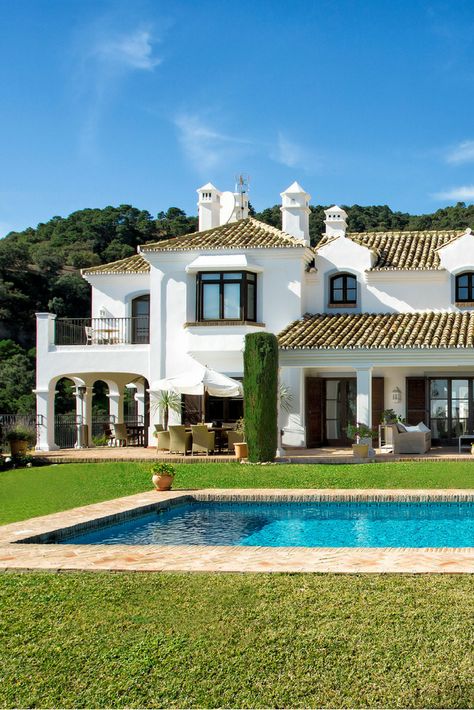 Spanish Home With Pool, Andalusian Houses, Modern Andalusian Interior, Andalusian Architecture, Marbella Villas, Modern Mediterranean Homes, Spain Aesthetic, Cozy Interior Design, Mediterranean Architecture