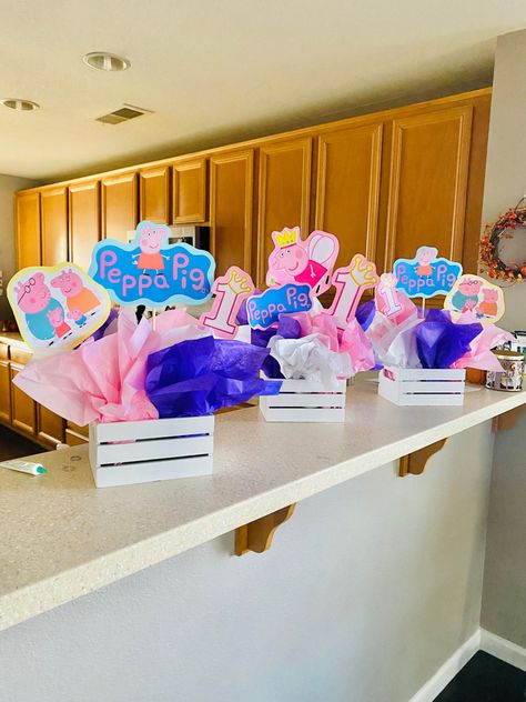 Peppa Centerpiece Ideas, Peppa Pig Centerpieces, Peppa Pig Birthday Party Centerpieces, Peppa Pig Birthday Party Ideas Diy, Peppa Pig Centerpiece Ideas Diy, Peppa Pig Table Centerpiece, Peppa Pig Table Decoration, Peppa Pig Centerpiece Ideas, Peppa Pig Centerpiece