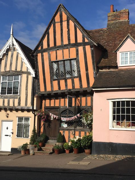 Lavenham, Suffolk is one of the best preserved medieval / Tudor villages in England with some fabulous Tudor buildings to enjoy. Find out about one of the premier accommodation options for your stay in Lavenham, The Swan, a wonderful historic coaching inn, now hotel and spa. #lavenham #visitsuffolk #tudorbuildngs #theswanatlavenham #theswan Crooked Buildings, Lavenham England, Lavenham Suffolk, Quirky Buildings, Buildings Painting, Tudor Buildings, Tudor England, English Manor Houses, British Architecture