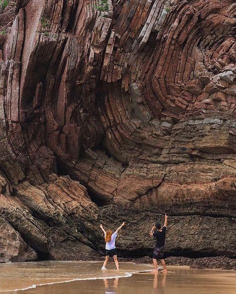 Beach Spain, Drømme Liv, Geology Rocks, Travel Aesthetic, Mother Earth, Geology, Ecology, The Great Outdoors, Mother Nature