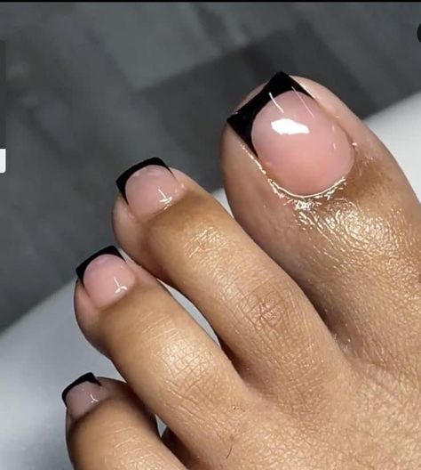 Aesthetic Toenail Designs, Black Tips Pedicure, Gel Extension Toenails, Pedicure Ideas Black French Tip, Black Tip Toenails, Black Pedicure Ideas Toenails, Black French Tip Nails Pedicure, French Black Pedicure, Toenail Inspo Aesthetic