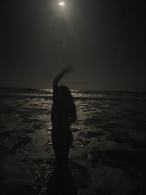 Beach Nights, Dark Beach, Ocean At Night, Beach At Night, Dreamy Photography, Makijaż Smokey Eye, Girl Thinking, Dark Photography, Summer Feeling