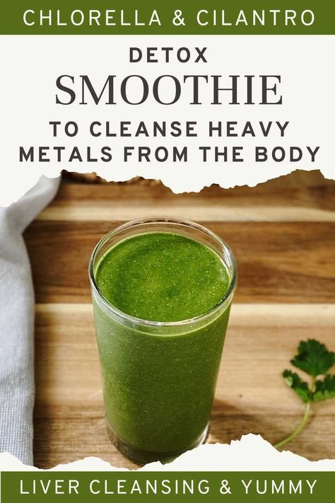 chlorella detox smoothie with cilantro in a tall glass cup on a wood table Chlorella Recipe, Chlorella Smoothie, Heavy Metal Detox, Green Smoothie Recipe, Smoothie Cleanse, Healthy Green Smoothies, Superfood Smoothie, The Smoothie Diet, Smoothie Diet Plans