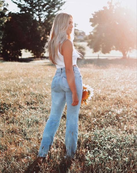 White Top And Jeans Senior Pictures, Senior Pictures Jeans, Jean Photoshoot Ideas, Jeans Photoshoot Ideas, Field Pics, Denim Photoshoot, Boho Photoshoot, Mini Photo Shoot, Women Portraits