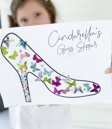 Simple glass slipper craft - an easy cinderella craft. Disney crafts - free printable for kids Cinderella Crafts For Kids, Fairy Tales Preschool Activities, Cinderella Crafts, Disney Princess Crafts, Disney Crafts For Kids, Fairy Tales Preschool, Princess Activities, Fairy Tale Activities, Cinderella Art