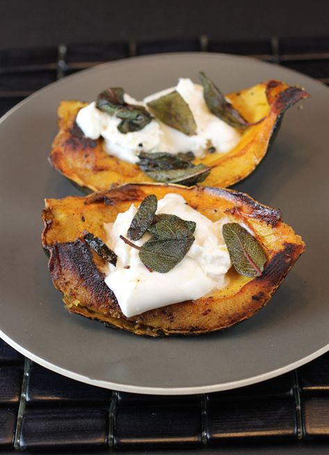 Roasted acorn squash wedges topped with rich, creamy burrata. Vegan Acorn Squash Recipes, Baked Squash Recipes, Rice Stuffing Recipes, Acorn Squash Roasted, Butternut Squash Vegan, Roasted Acorn Squash, Pomegranate Recipes, Recipes Savory, Acorn Squash Recipes