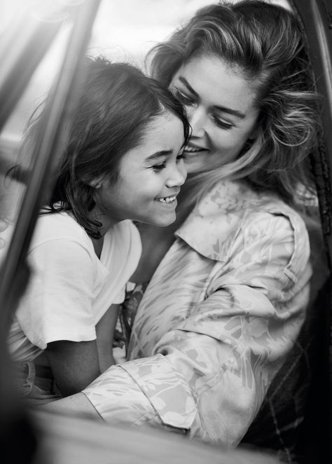 Reimagined topcoats have never felt so timely. Model Doutzen Kroes and family take a few for a stroll (and a paddle) through the Louisiana bayou. Mom Daughter Photography, Mother Daughter Photoshoot, Mother Daughter Photos, Sibling Poses, Mother Daughter Photography, Motherhood Photography, Shotting Photo, Family Shoot, Peter Lindbergh