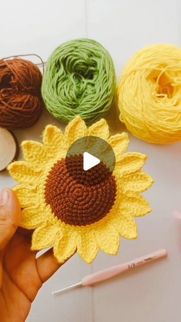 Crochet Bouquet, Yarn Inspiration, Crochet Sunflower, Crochet World, Sunflower Pattern, Crochet Lovers, Tunisian Crochet, Crochet Stitch, Craft Accessories