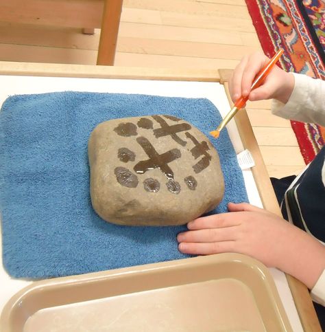 Painting with water on a rock Reggio Provocations, Provocations Reggio, Natural Classroom, Reggio Emilia Classroom, Reggio Emilia Inspired, Reggio Classroom, Montessori Art, Montessori Practical Life, Montessori Ideas