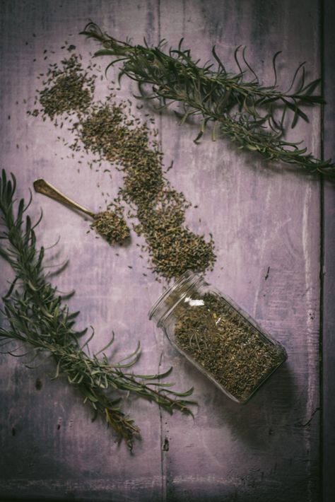 Lavender Plant Uses, Uses For Lavender, Drying Fresh Herbs, Lavender Uses, Lavender Leaves, Medicinal Herbs Garden, Dried Lavender Flowers, Lavender Spray, Herbal Apothecary