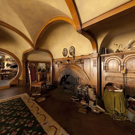 Lotr Decor, Hobbit House Interior, Casa Do Hobbit, Hobbit Aesthetic, Casa Dos Hobbits, Hobbit Style, Hufflepuff Common Room, Fantasy Room, Nature House