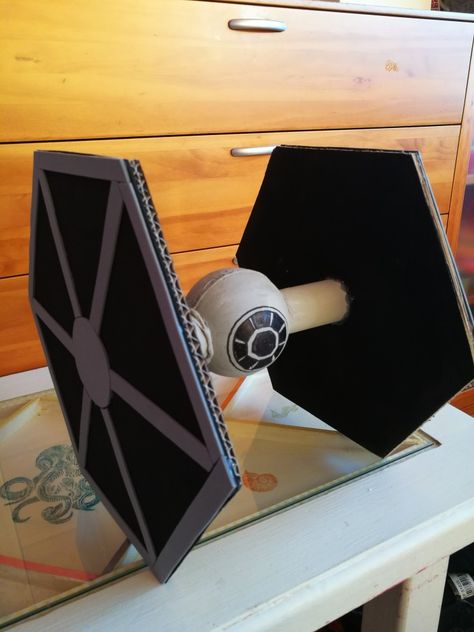 TIE fighter de cartón Cardboard Star Wars, Star Wars Theme Room, Star Wars Party Decorations, Cardboard Decor, Geek Room, Star Wars Food, Color Wars, Star Wars Crafts, Star Wars Decor