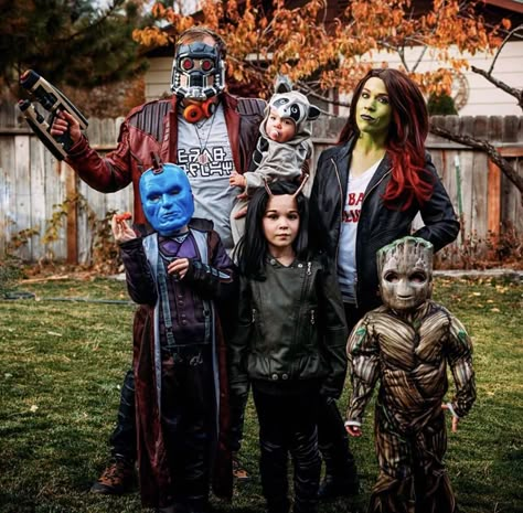 17 Family Halloween Costumes That are Creative, Funny & Cute Family Halloween Costumes With Kids, Family Costumes For 3, Matching Family Halloween Costumes, Disney Family Costumes, Family Costumes Diy, Costume Zombie, Stranger Things Halloween Costume, Halloween Family Costumes, Family Themed Halloween Costumes