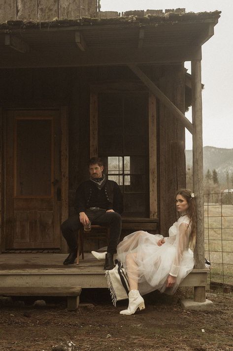 Romantic Western Elopement in Oregon | This country elopement in Oregon will give you so much Oregon wedding inspiration and western wedding ideas! Get inspired by more Oregon wedding ideas, western wedding dresses inspo, western wedding colors, Oregon wedding colors, and rustic western wedding ideas! Book Madi for your Oregon elopement at smokeandtheseaphotography.com Goth Cowboy Wedding, American Gothic Wedding, Country Wedding Poses, Rustic Wedding Photoshoot, Western Grunge Wedding, Western Goth Wedding, Edgy Western Photoshoot, Vintage Elopement Aesthetic, Old Western Wedding