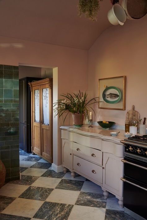 Vintage cabinet, marble checkerboard floor and pink & green color details in A Classic deVOL Kitchen with Mediterranean Color Scheme — THE NORDROOM Mediterranean Color Scheme, Classic English Kitchen, Unfitted Kitchen, Checkered Floor, Cheap Flooring, Devol Kitchens, Victorian Kitchen, English Kitchens, Casa Country