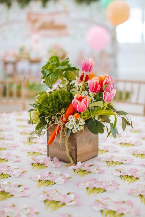 Baby Shower Spring Theme, Fence Backdrop, Puppy Baby Shower, Garden Shelf, Tulip Centerpiece, Vegetable Cake, Casa Club, Peter Rabbit Party, Party Styling