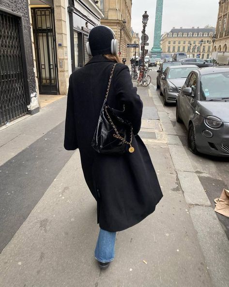 Classic Bags To Invest In, Everyday Luxury Bag, Chanel Bag 2024, 2024 Designer Bags, Designer Bags 2024, Big Designer Bags, Chanel Bag Street Style, Chanel 22 Bag Outfit, Chanel Bag Outfit Street Style