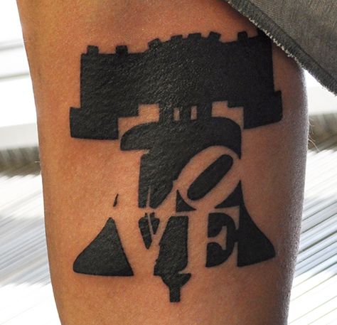 Liberty Bell Tattoo on the inside bicep with the love park statue in negative space Liberty Bell Tattoo Design, Philly Tattoo Ideas, Traditional Liberty Bell Tattoo, Philly Skyline Tattoo, Philly Love Tattoo, Liberty Bell Tattoo, Philly Phanatic Tattoo, Philly Tattoo, Bell Tattoo