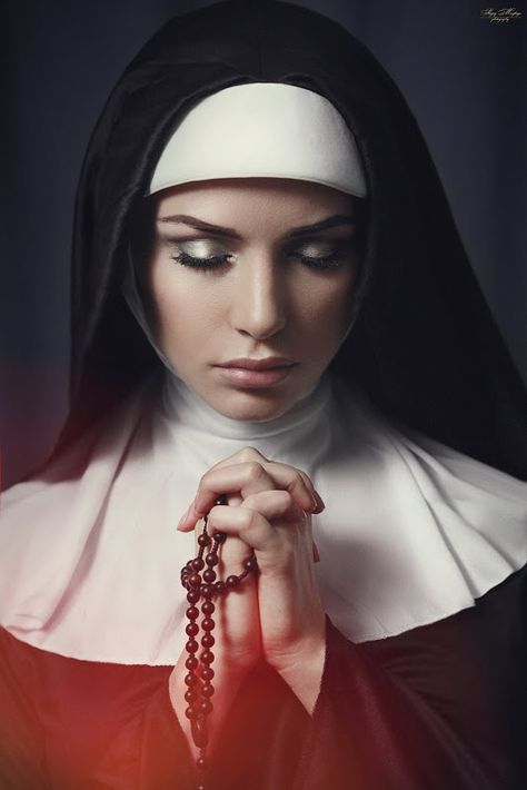 Rabe Tattoo, Nun Outfit, Cover Photos Facebook, Heels Sneakers, Boots Heels, Arte Horror, Dark Beauty, Portrait Girl, Photography Women