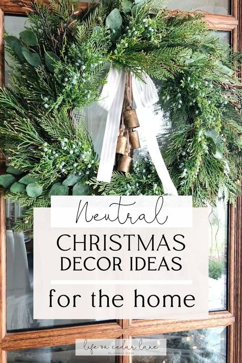 White Natural Christmas Decor, Christmas Decor On Mantle, Neutral Christmas Mantle Decor, Simple Modern Christmas Decor, Modern Christmas Bedroom, Modern Country Christmas, French Country Christmas Decorating, Christmas Vibes Cozy, Organic Christmas Decor