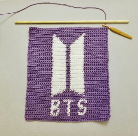 K Pop Crochet Pattern, Kpop Crochet Pattern Free, Bts Tapestry Crochet, Stray Kids Crochet Pattern, Bts Crochet Ideas, Knitted Banner, Bt21 Crochet Free Pattern, Bts A Crochet, K Pop Crochet