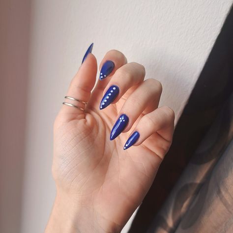 hand with blue nail design Blue Nails With Dots, Nails With White Dots, Blue Nails With White, Blue Nails Design, Nails With White, Dark Blue Nails, Orange Dots, Blue Nail Designs, Gold Dots