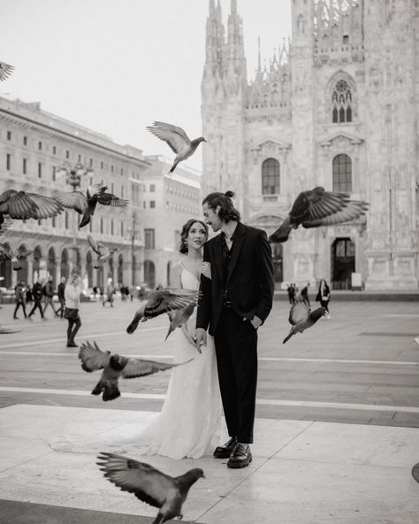 Bride and groom in black and white in front of Duomo di Milano with pigeons fkying Milan Wedding, Duomo Milan, 3 Am, Street Dance, Italy Wedding, Couples Photoshoot, Great Artists, Wedding Gown, Savannah Chat