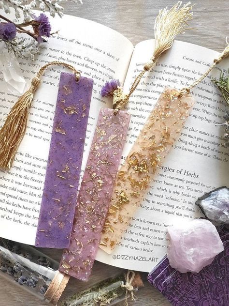 Resin Book Marks, Resin Book, Resin Bookmarks, Homemade Bracelets, Flower Resin Jewelry, Diy Gift Set, Book Marks, Diy Resin Art, Pottery Crafts