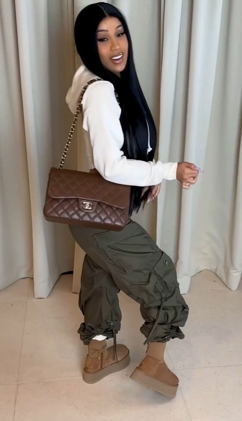 Dipper Uggs Outfit, Ugg Dippers Outfit, Classic Dipper Ugg Outfit, Brown Chanel Bag, Bag Cargo Pants, Brown Chanel, Leotard Outfit, Lounge Fashion, Relaxed Chic