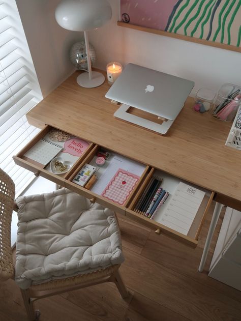 Desk Decor And Organization, Vanity Work Desk Combo, Work Desk In Bedroom, Work Table Aesthetic, Student Apartment Aesthetic, Bedroom Desk Aesthetic, Study Corner Ideas, Office Desk At Home, Bedroom Study Space