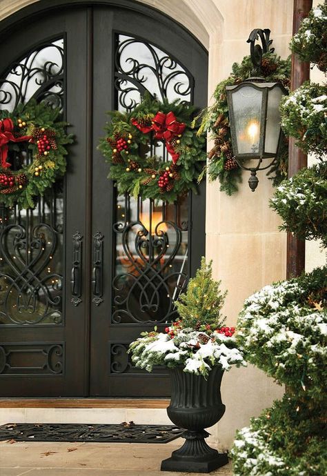 Great Front Door Christmas Decorating Ideas Classy Christmas Decor, Christmas Entryway, Front Door Christmas Decorations, Classy Christmas, Christmas Front Doors, Have Inspiration, Christmas Porch, Christmas Door Decorations, Noel Christmas