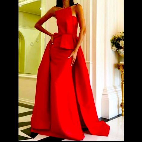 Absolutely Stunning Evening Gown New With Tags Inaugural Ball Gowns, Red Couture Gowns, Christmas Formal Dress, Red Gala Dresses, Celebrity Red Dress, Formal Christmas Dress, Fontainebleau Miami, Carolina Herrera Gown, Gala Gowns