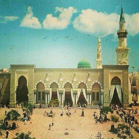 Masjid Al Nabawi, Madina Shareef, Mecca Madinah, Al Masjid An Nabawi, History Of Islam, Medina Mosque, Beautiful Mosques, Islamic Paintings, Sacred Places