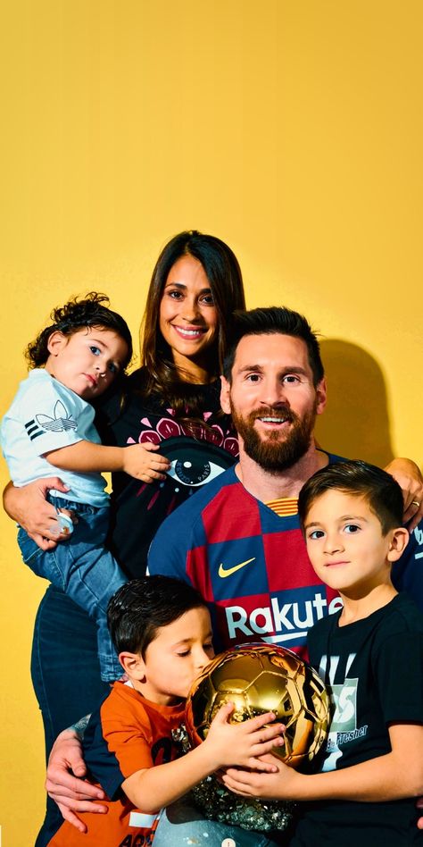 Familia 💙❤️ Messi With His Family, Messi Family Wallpaper, Lionel Messi Wallpapers Hd Wallpaper, Messi Drawing Pencil, Messi And His Family, Lionel Messi Sketch, Messi 4k Wallpapers, Lionel Messi Drawing, Messi Sketch