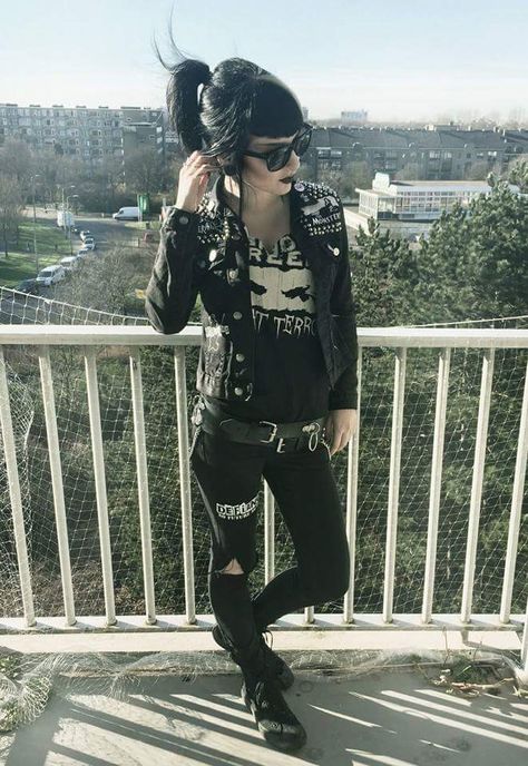 Chicas Punk Rock, Punk Rock Girls, Punk Girls, Punk Rock Outfits, 70s Outfits, Rock Outfit, Women Fashion Edgy, Punk Girl, Rock Outfits