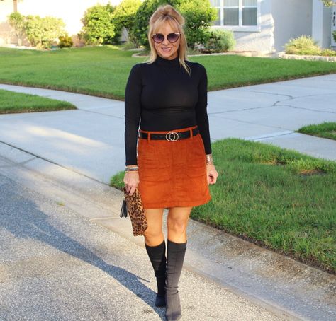 Burnt Orange Corduroy Skirt Outfit, Cordory Skirt Outfit, Nice Fall Outfits, Corderoy Skirt, Fall Outfits Skirt, Skirt Outfit Inspiration, Corduroy Skirt Outfit, Fall Business, Outfits Skirt