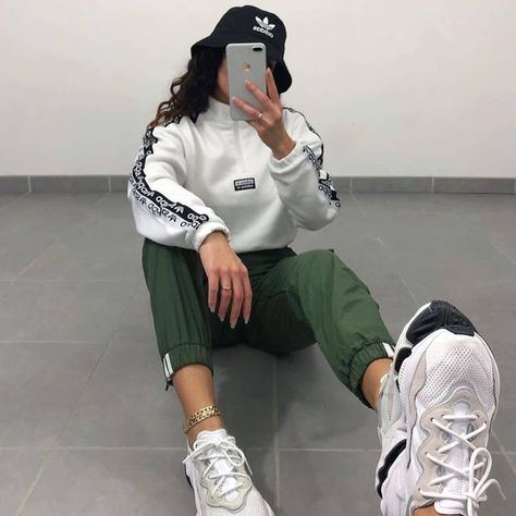 Adidas Ozweego Outfit Women, Ozweego Street Style, Ozweego Adidas Women, Adidas Ozweego Outfit, Ozweego Outfit Women, Sport Casual Outfit, Black Dress Outfit Casual, Looks Adidas, Adidas Originals Ozweego