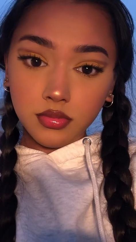 Soft Lip Combo, Badie Girl Makeup, Morena Make Up Look, Makeup For Mixed Women, Make Up Aesthetic Morenas, Mixed Girl Makeup Looks, Streetwear Makeup Look, Korean Makeup On Dark Skin, Natural Makeup Brown Skin