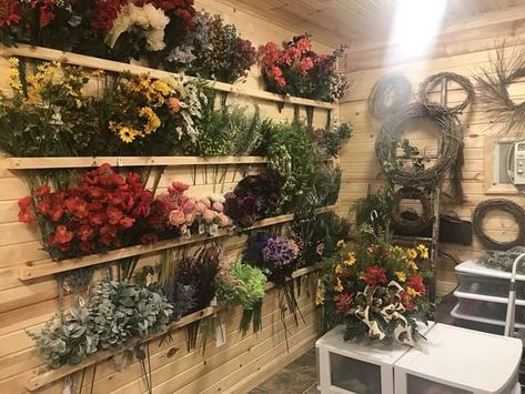 Diy Flower Storage, Fake Floral Storage Ideas, Floral Organization Ideas, Flower Shop Organization Ideas, Wreath Making Station, Craft Floral Storage, Flower Organization Ideas, Floral Workshop Ideas, Silk Flower Storage