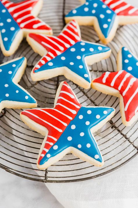 Whether you're celebrating for 4th of July, Memorial Day, or Labor Day, you'll want to make these patriotic gluten-free 4th of July star sugar cookies! A gluten-free shortbread cookie is shaped like a star and decorated with royal icing to create a fun flag pattern! It's so easy to do, too! If you're new to cookie decorating, this easy tutorial is just what you need to make these patriotic cookies! #glutenfree #cookiedecorating Patriotic Sugar Cookies, Gluten Free Shortbread Cookies, Star Sugar Cookies, Making Sugar Cookies, Gluten Free Shortbread, Patriotic Cookies, Summer Bbq Recipes, Easy Gluten Free Desserts, Rhubarb Pie