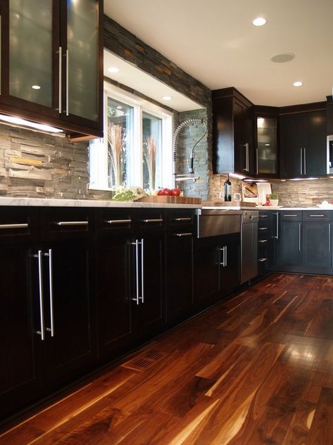 contemporary kitchen black cabinets wood flooring stone tile backsplash Rock Backsplash, Top Decor Ideas, Espresso Kitchen Cabinets, Espresso Kitchen, Farmhouse Backsplash, Beadboard Backsplash, Stone Backsplash, Backsplash Designs, Dark Kitchen Cabinets