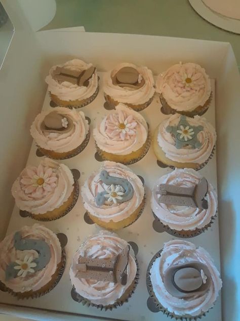 Cowgirl Cupcakes, Country Cupcakes, 60th Birthday Cupcakes, Cowboy Outfits For Women, Cowgirl Cake, Cowgirl Cakes, Cowgirl Baby Showers, Cowgirl Baby, Cupcake Cake Designs