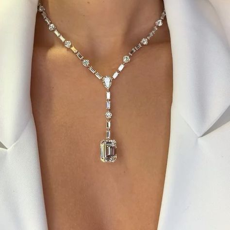 Ronald Abram on Instagram: "When building a beautiful piece of jewellery the emphasis is always on the center stone. Featuring: A Magnificent Emerald Cut Diamond Pendant Necklace with Baguette, Round Brilliant and Pear Shape Diamonds, 34.87 carats. #diamondnecklace #baguette #baguettediamonds #baguettediamondnecklace #roundbrilliant #pearshapediamond #emeraldcut #emeraldcutdiamond #emeraldcutdiamondnecklace #highjewelry #highjewellery #dimondnecklace #luxury #luxurylifestyle #mandarinorient Aesthetic Diamond Jewelry, Ronald Abram Jewelry, Dimond Neckless Jewelry, Indian Gold Jewellery Design, Antique Gold Jewelry Indian, Modern Gold Jewelry, Antique Jewellery Designs, High Jewellery, Wife Material