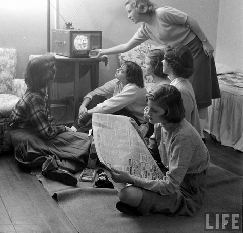 Story About Life, 1940s Aesthetic, Nina Leen, Facts About America, Wellesley College, Project Blue Book, Dormitory Room, Watching Television, Liberal Arts College